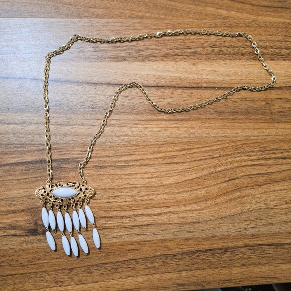 Vintage White Oval Lucite Pendant Gold Tone Necklace - Picture 2 of 4